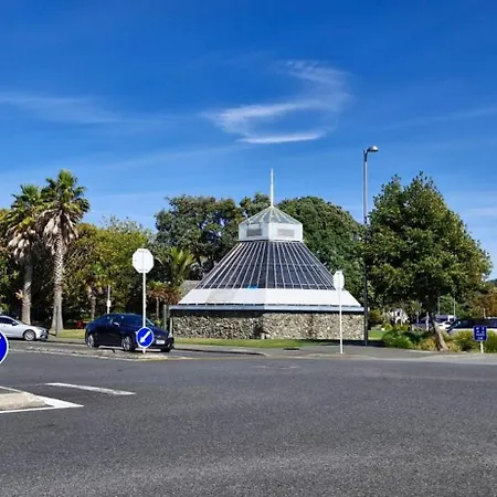 Central & Modern, 3-Bedroom, 3- Bathroom House With Carpark- Lower Hutt City Centre Exterior photo